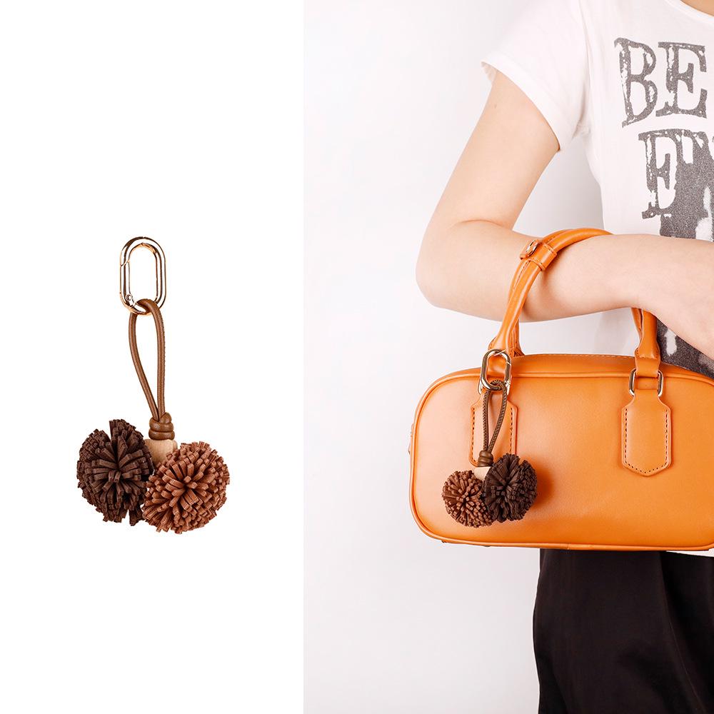 Portachiavi e Ciondolo per Borsa con Nappa a Forma di Palla di Bacca di Bayberry in Stile Zhang Yuanying