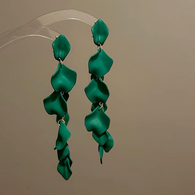 Übertriebene lange Stahlohrringe mit Rosenblüten: Schickes, gesichtsschlankes Design mit europäischem und amerikanischem Flair