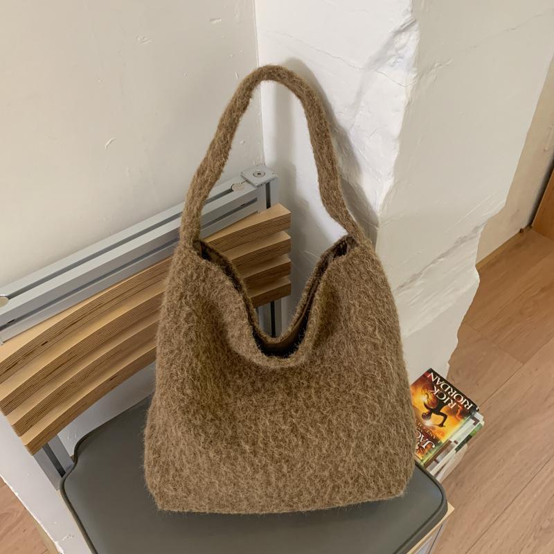 2025 new winter plush bag women's Korean version niche shoulder messenger bag large-capacity commuter woolen tote bag