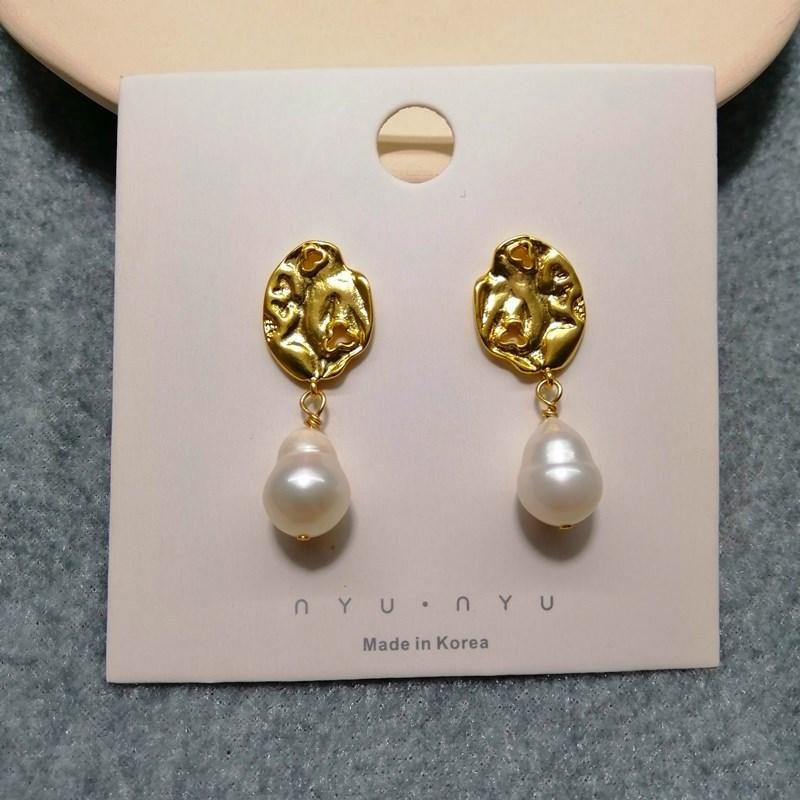 Natural Baroque Pearl Asymmetrical Pleated Irregular Gold-plated Minimalist Celi-style Earrings