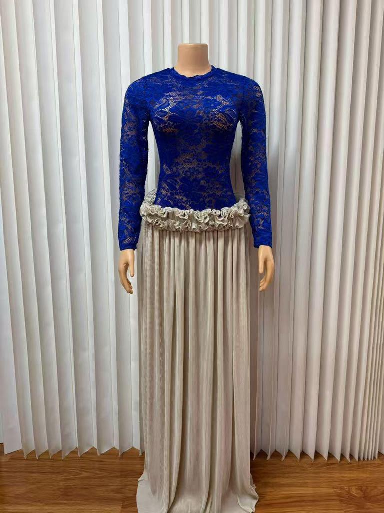 Elegantes Abendkleid mit hohem Bund, langen Ärmeln, Spitze und plissiertem Rüschenrock