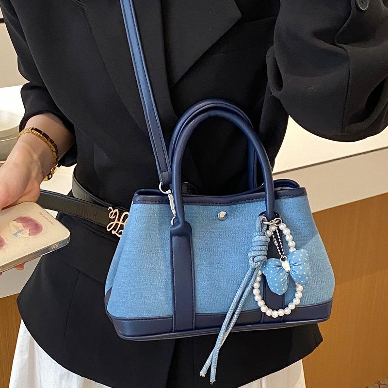 Small-scale Design Hand-held Bucket Bag, Fashionable and Casual Commuting Shoulder Bag with A Slanted Strap