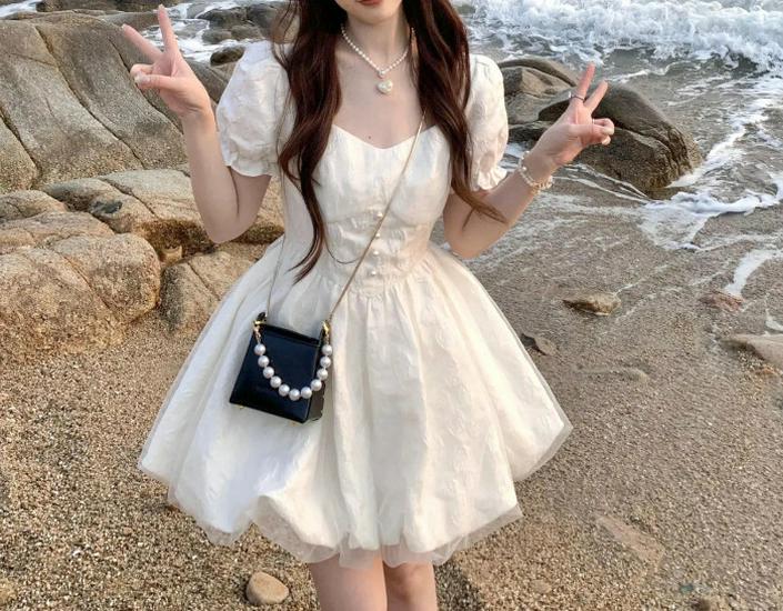 

Элегантное французское платье в стиле пэчворк с рукавами-буфами: Юбка-бутон с цветочным принтом для милого и пикантного образа принцессы Small