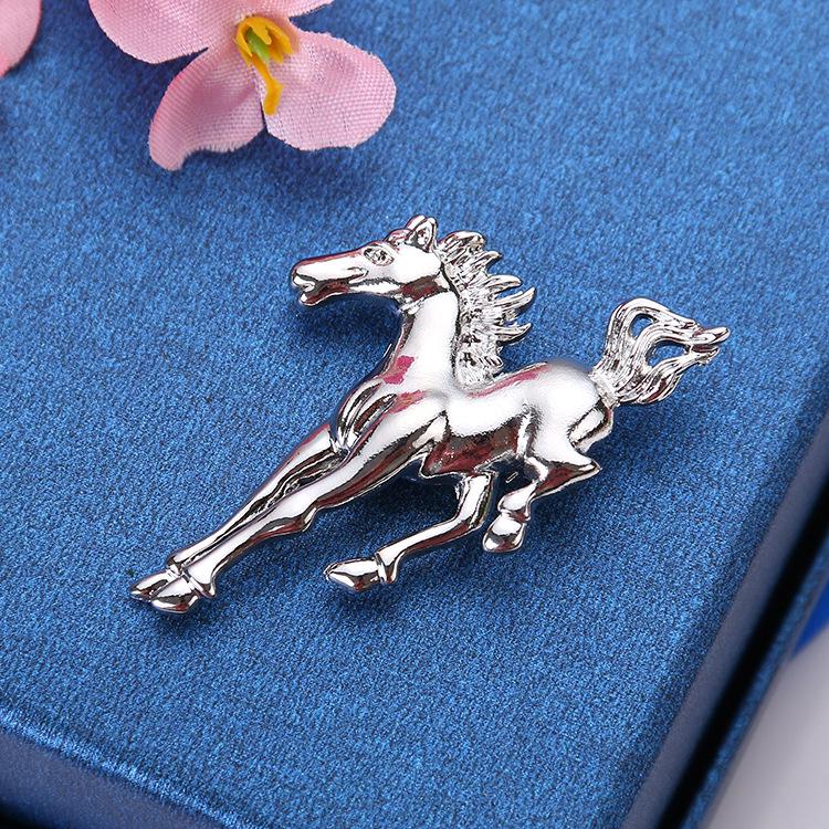 Men's Galloping Horse Brooch: European & American Trend, High-Quality English Style Alloy for Fashion Suits
