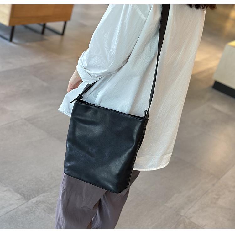 2026 Women's Retro Japanese Genuine Cowhide Shoulder Crossbody Bucket Bag