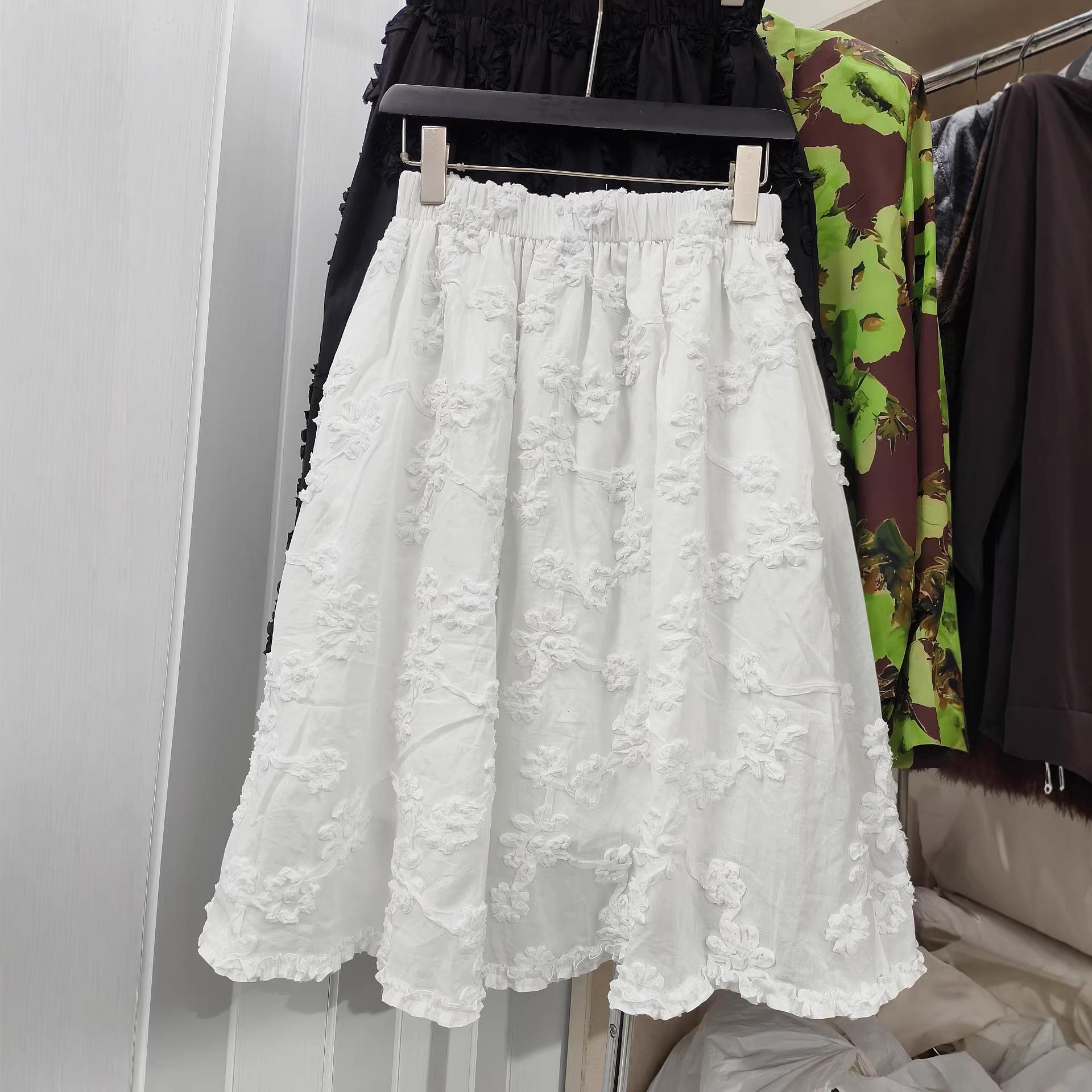 

2026 Early Spring Stunning Slimming Midi Skirt with Heavy Embroidery and 3D Piled Flower Design One Size белый
