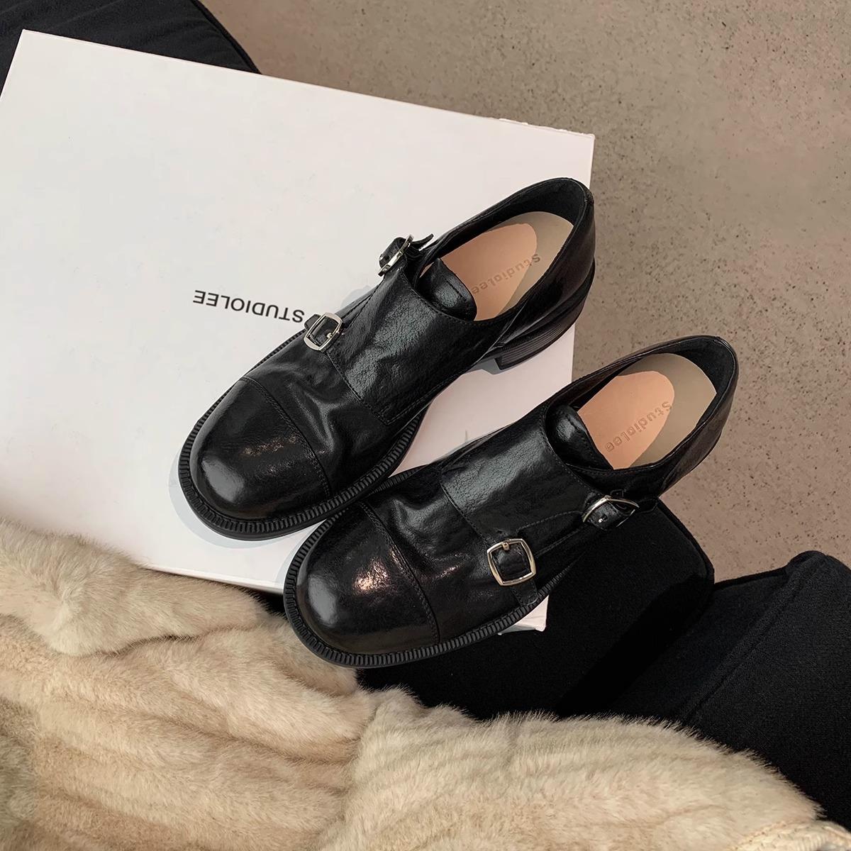 

Версия из овчины~ Уменьшающая кожу двойная пряжка круглый носок толстый каблук увеличение высоты универсальные кожаные туфли женские зимние 35