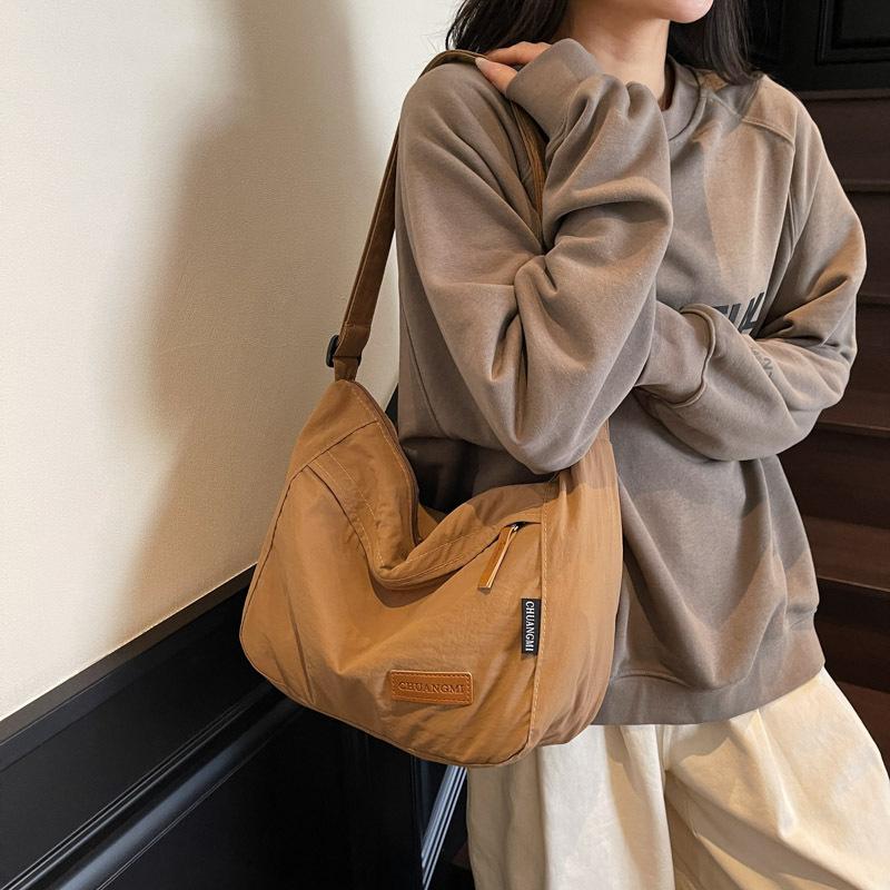 Light And Versatile Large-Capacity Tote Bag Women'S Summer Commute Leisure Travel Messenger Canvas Bag
