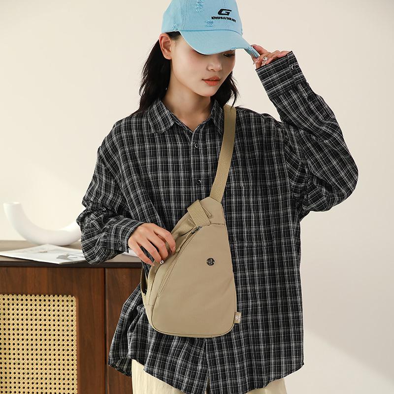 Multifunctional simple fashion breast bag women's light commuting versatile handbag niche shoulder messenger bag