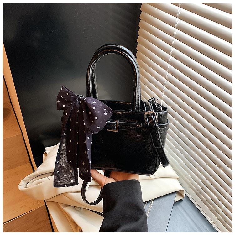 

Нишевый дизайн повседневная простая маленькая квадратная сумка модная новая женская персонализированная на плечо сумка-мессенджер чёрный