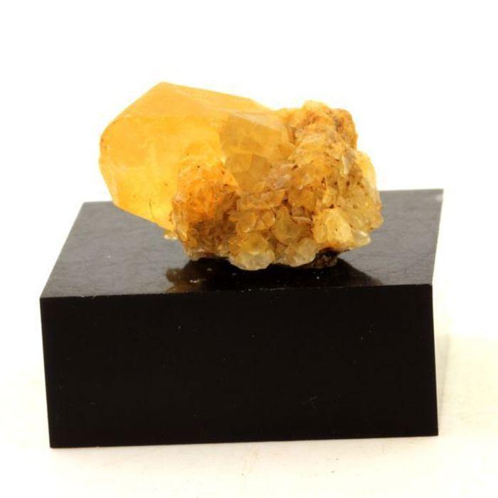 Pierres et Minéraux. Calcite. 116.5 ct. La Sambre Quarry, Landelies, Belgique.