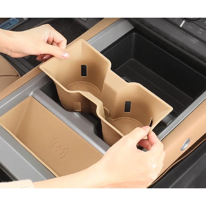 For Land Rover Defender 2025 90 110 130 Wireless Charging Pad Silicone Non-Slip Central Water Cup Holder Modification Accessory
