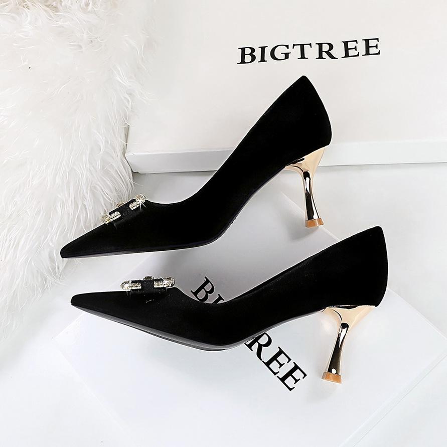 Bankett for kvinner med høye hæler semsket skinnoverflate med grunt munn, spiss metall perle rhinestone spenne enkeltsko