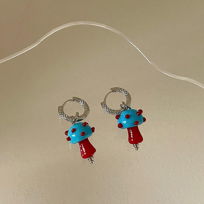 

Нишевый дизайн, смысл, контрастные цвета, капающая масляная пряжка для ушей в виде гриба, женская индивидуальность, модный тренд, темперамент, элегантные универсальные серьги