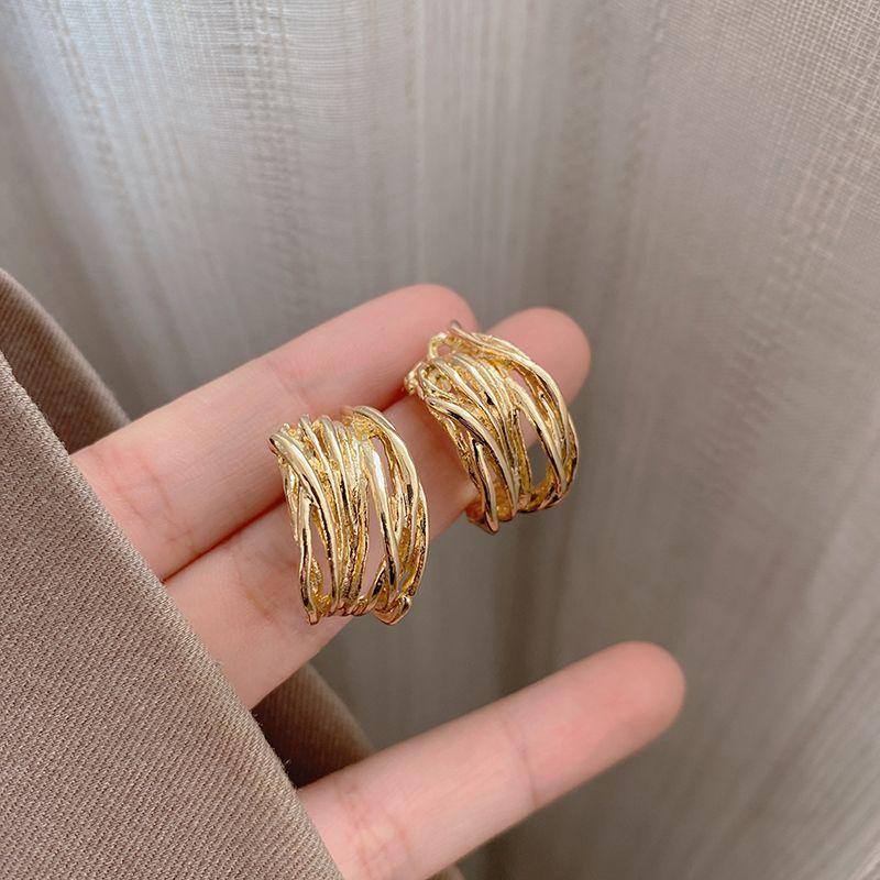 

Winding C- Shaped Earrings Niche Design Classy Earrings Female Accessible Luxury Ear Ring Hong Kong Style Ear Studs 2024 New Arrival Tide A2060 Gold