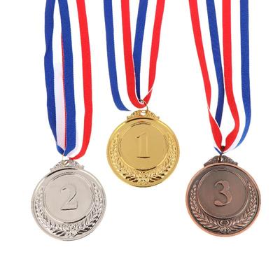 Kovové medaile s krční stuhou ve stylu zlaté, stříbrné a bronzové barvy pro sport, akademické soutěže nebo jakoukoli jinou soutěž Průměr