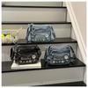 Borsa a tracolla in denim con ricamo di margherite Borsa a spalla da donna