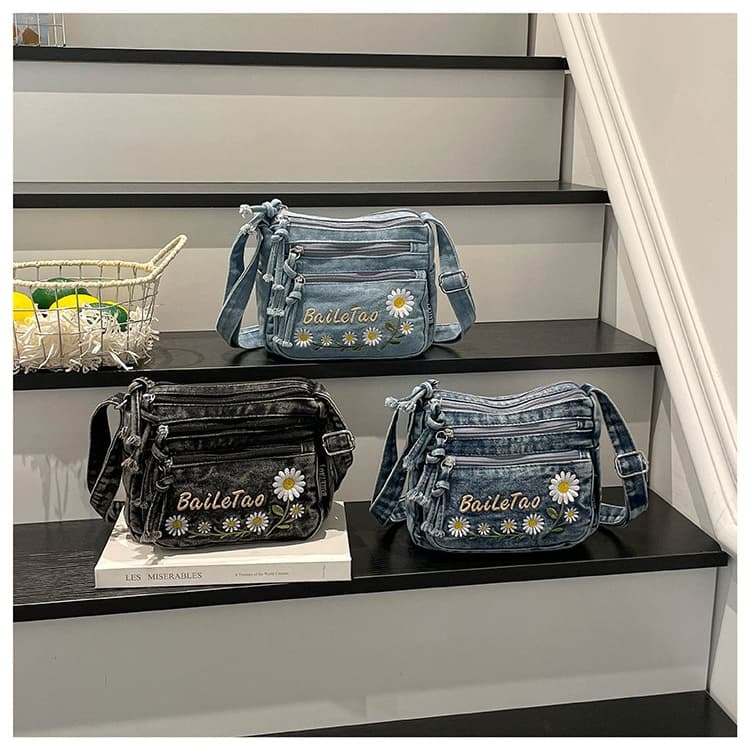 Borsa a tracolla in denim con ricamo di margherite Borsa a spalla da donna