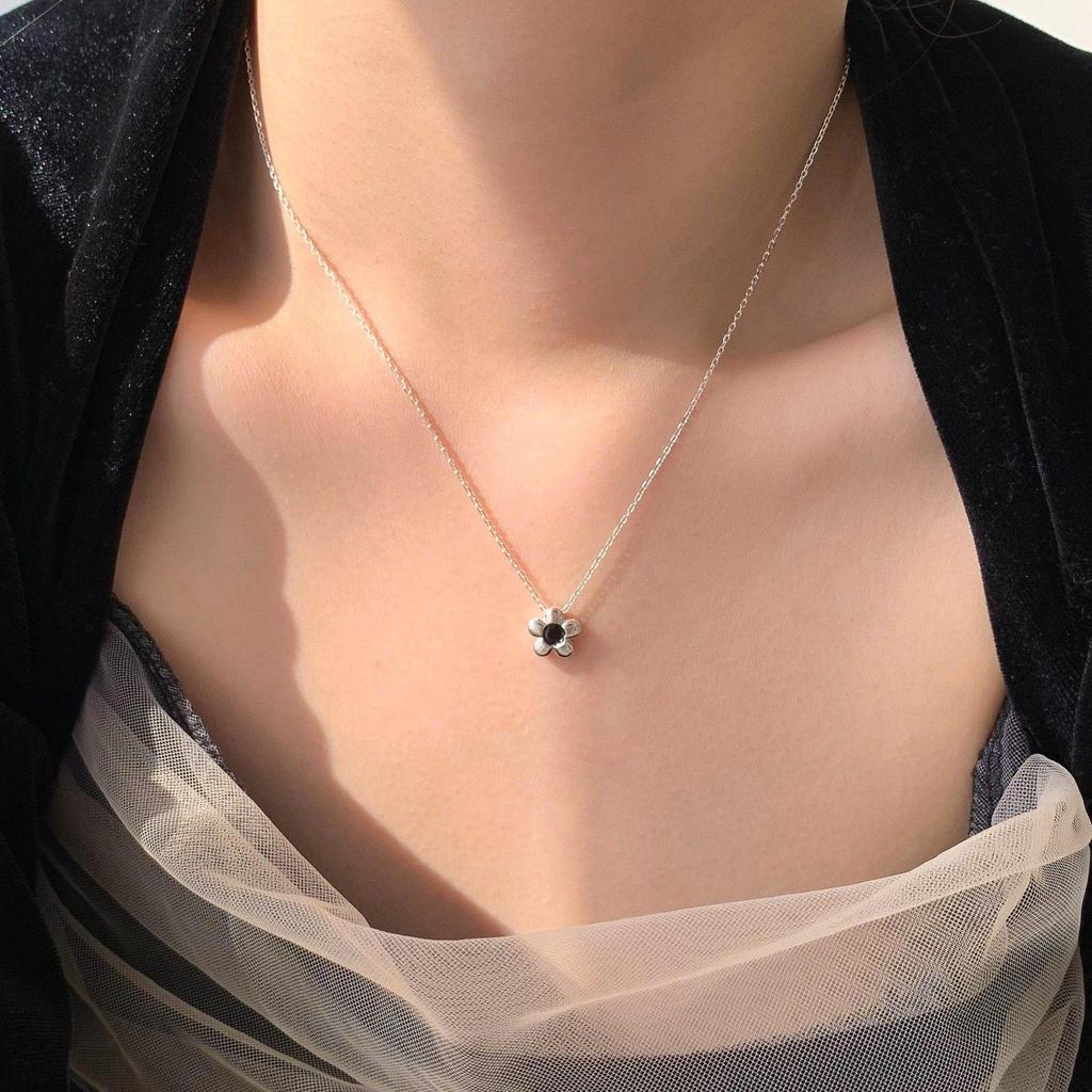 Elegant Pearl Rose Flower Clavicle Necklace for Women - New Style, Sweet, Light Luxury