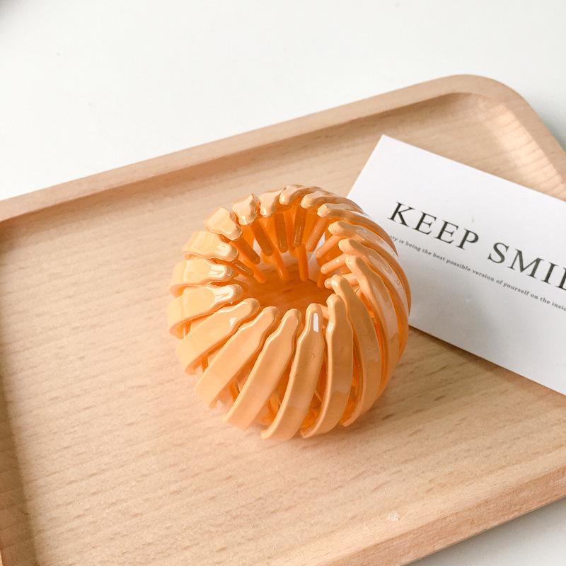 Beautifully Plastic Crafted Hair Claw Clips With Elegant Shapes And Vibrant Colors For Every Hairstyle Needs