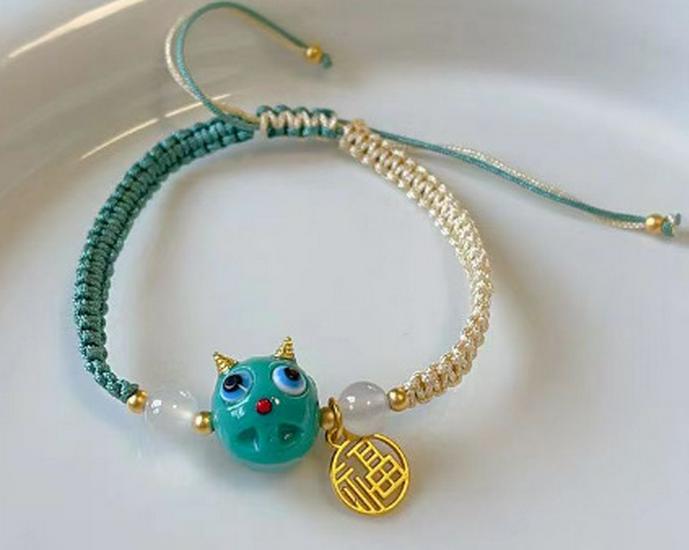 Elegant French Pearl Bracelet: Chic Retro Design for Women