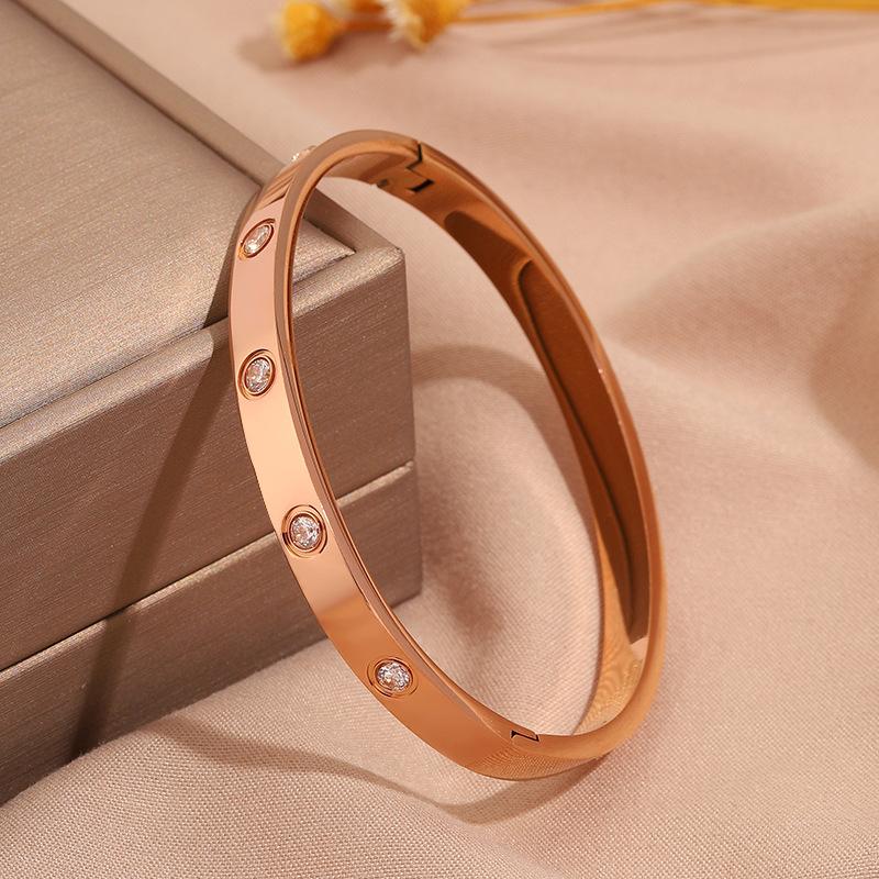 Hot-selling titanium steel bracelet, girls' high-end sense of fashion, popular light luxury in Europe and the United States, Gypsy star love diamond