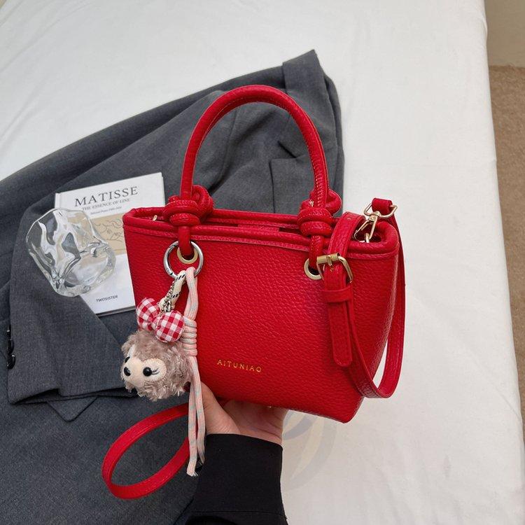 

Spring style is cost-effective, one-shoulder crossbody handbag, women s zipper, no pendant by default. Without accessories красный