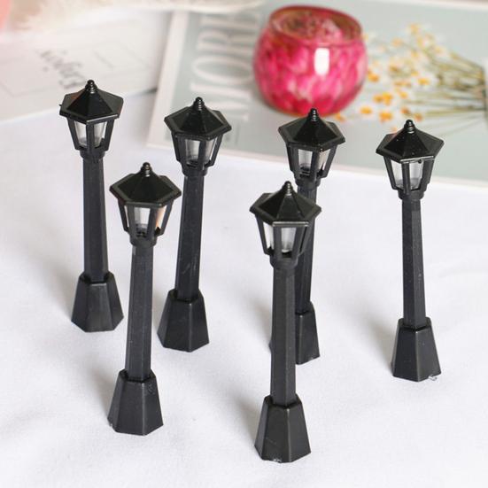 2Pcs Doll House Lamp Simple Lovely Smooth Dollhouse Lawn Light for Entertainment
