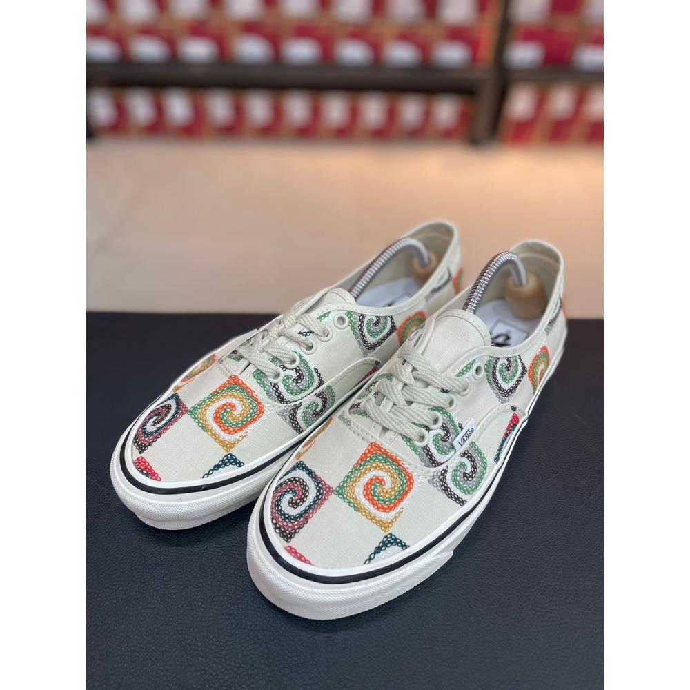 

Vans Unisex Authentic 44 Dx Sneakers Authentic 44 Dx Granny Check White VN0A7Q5CWHT