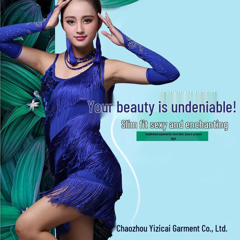 Okouzlující taneční kostým s flitry a třásněmi pro latinskoamerické tance pro ženy