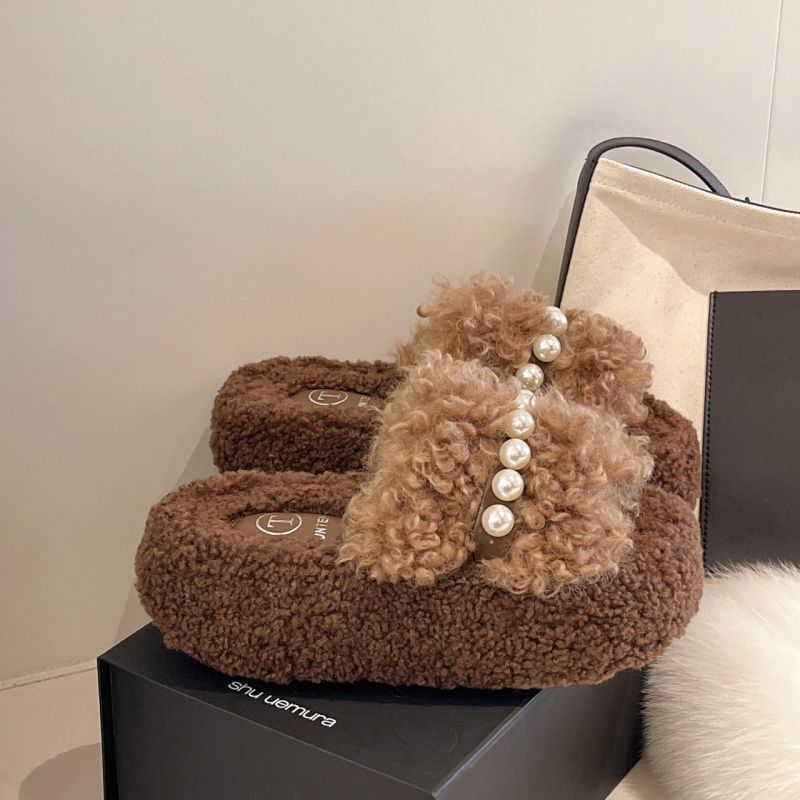 Modische Baumwollpantoffeln mit superflauschiger, dicker Sohle und Feuerperlenbesatz – ein stylischer Hausschuhe-Look für Damen im Campus-Stil.