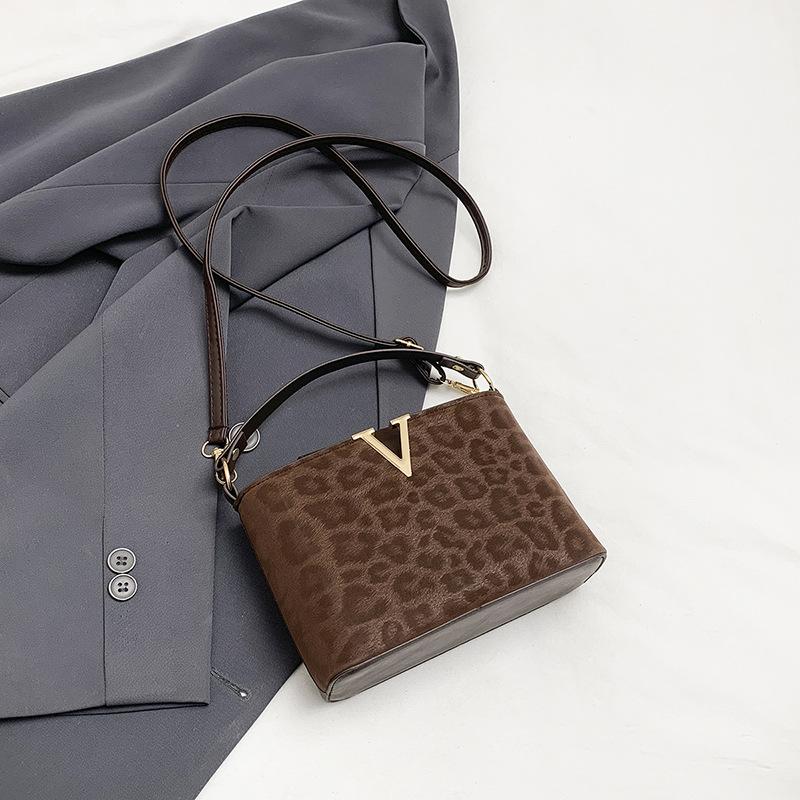 

Shoulder bag Fashion handbag Crossbody bag Large capacity casual bag Simple bag Alphabet bag Leopard print bag
