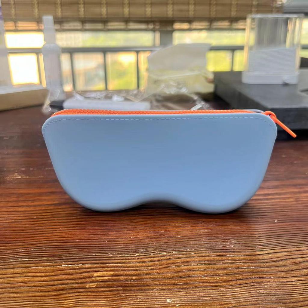 nQv Waterproof Drop-proof Silicone Sunglasses Storage Bag with Hook