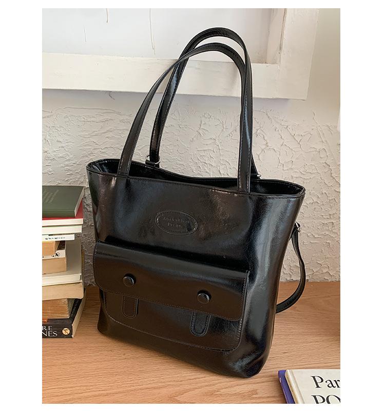 

Large capacity backpack women 2025 new fashion retro shoulder bag premium sense commuter underarm tote big bag чёрный