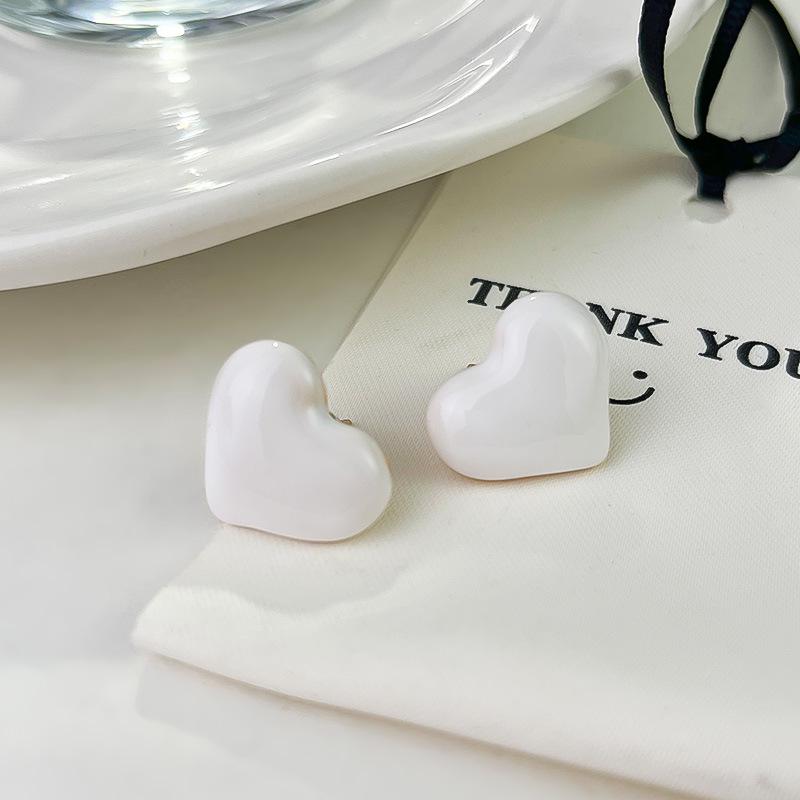 Elegant Retro Hong Kong Style Heart Drip Oil Stud Earrings - Versatile and Stylish for Women
