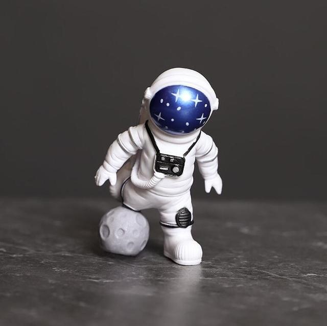 Resin Astronaut Figure Statue Figurine Spaceman Sculpture Educational Toy Desktop Home Decoration Astronaut Model For Kids Gift