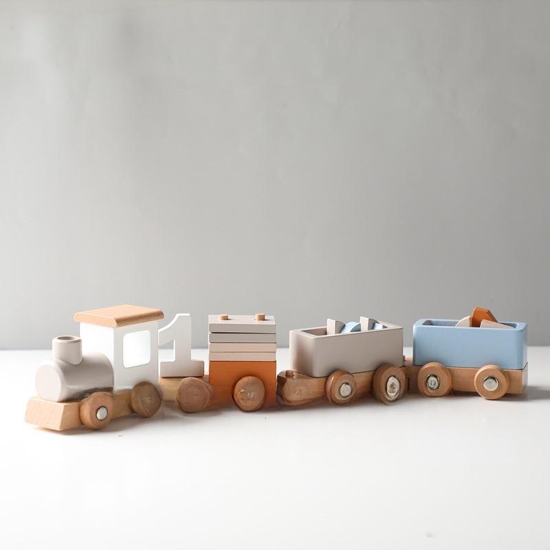 Tren din lemn pentru ziua de naștere a bebelușului - Jucărie creativă cu ornament foto