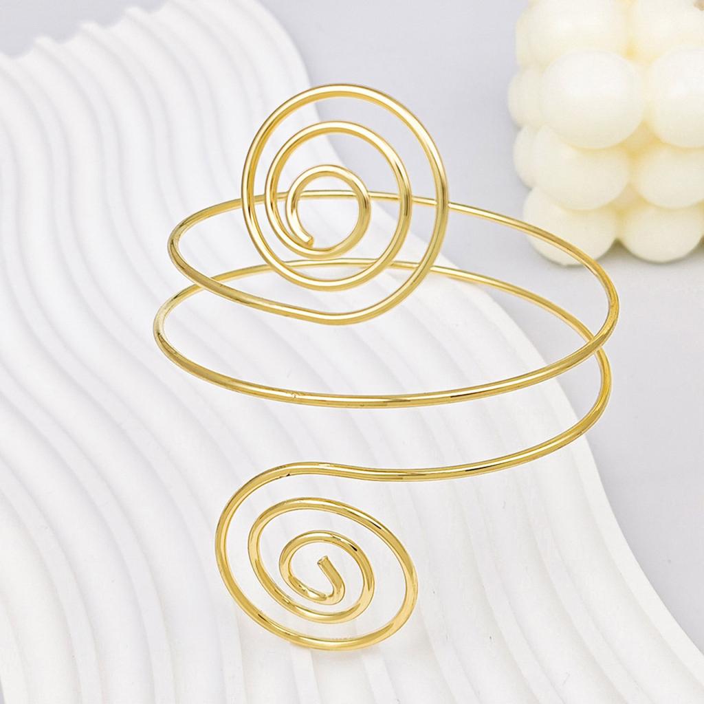 7-teilige elegante goldene Armreif-Armbänder für Damen Feiertagsgeschenke Accessoires für Partys Abschlussbälle und besondere Anlässe