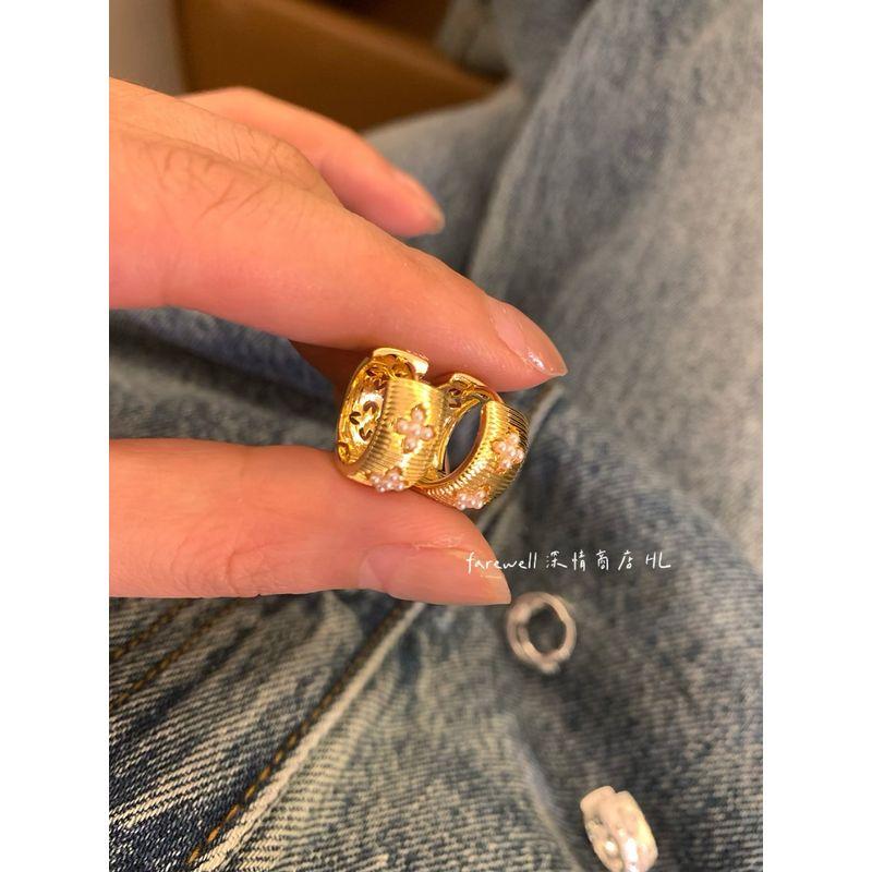 

Серьги-кольца 2025 Новые Популярные Ретро Жемчужные Серьги-гвоздики Женские Серьги Высококлассные Легкие Роскошные Серьги Подходят для круглого лица Gold Pair