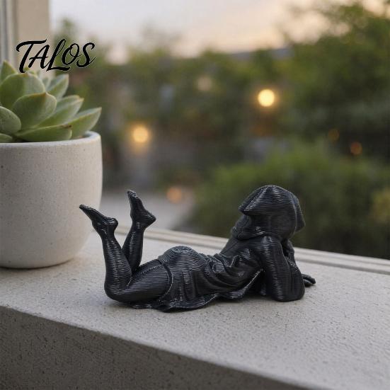 Figurina Decorativa da Esposizione, Figura di Dama con Cappuccio Sdraiata, Falciatore, Scultura Dark Fantasy Gotica Stampata in 3D, Elegante Ornamento da Scrivania, Donna con Veste Nera