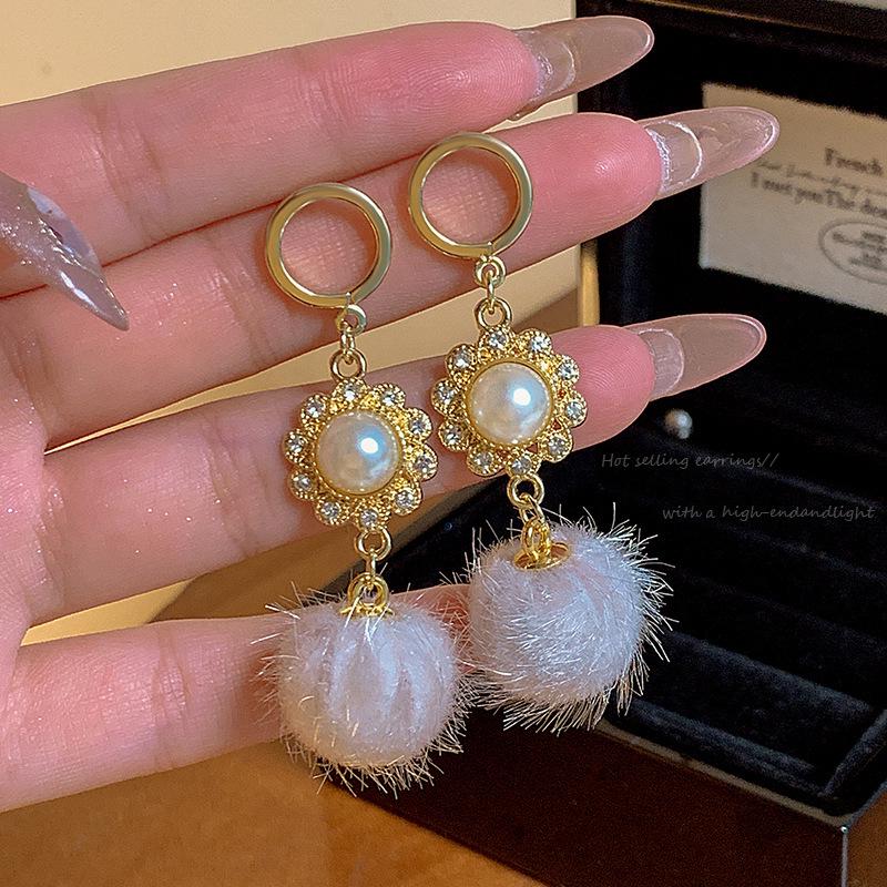 2024 High-End Pearl Stud Earrings: French Light Luxury Style for Women