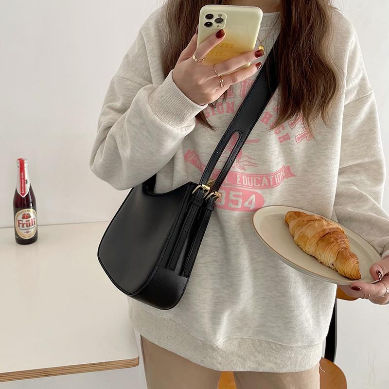 Versatile messenger bag women's new fashionable retro underarm bag niche shoulder saddle bag tide