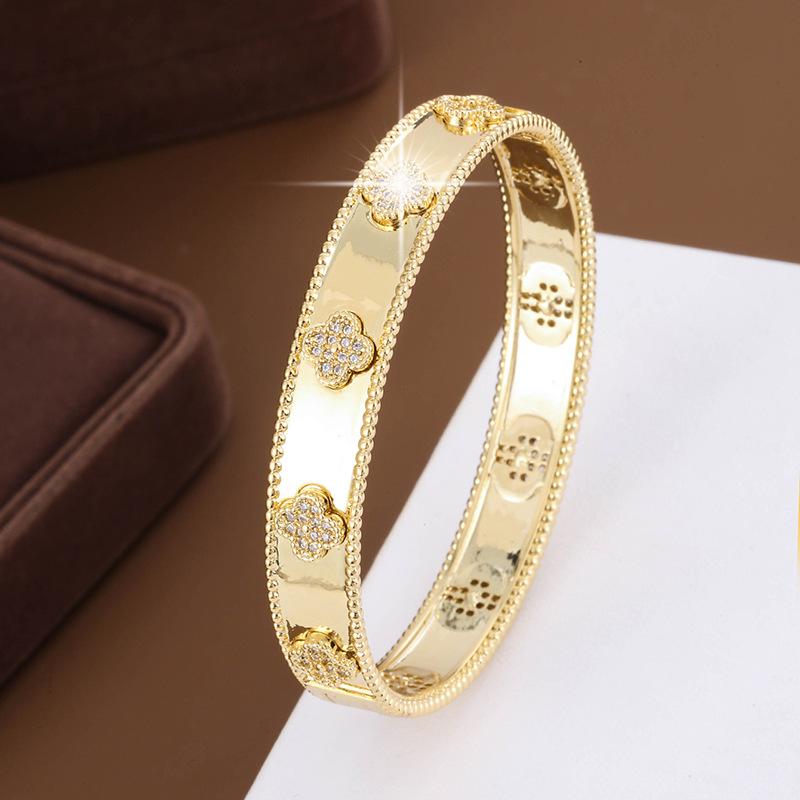 Elegant Four-Leaf Clover Copper Bracelet with Zirconia Inlay - Versatile & Fashionable Everyday Wear