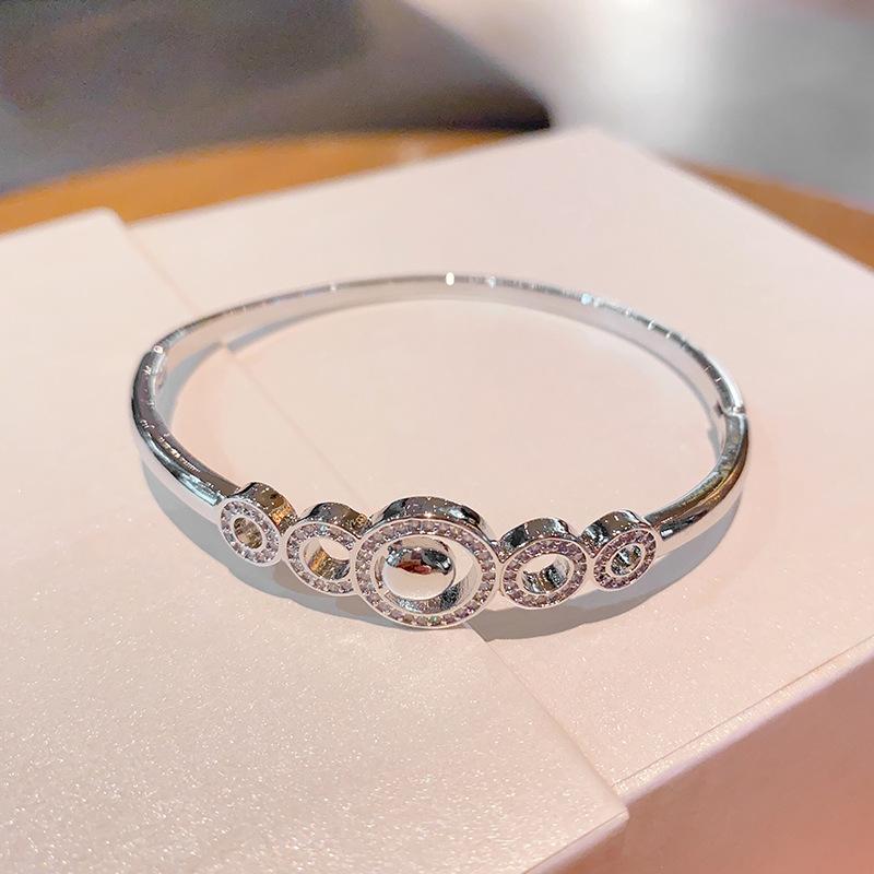 

Hot Sale Creative Five Circles Personalized Design Versatile Trend Bracelet срібний