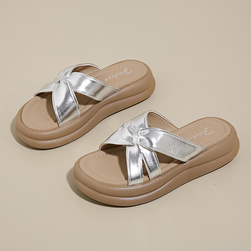 2025 Sommer neue Oberbekleidung Feenstil mit Rock Dicksohlige Strand Ein-Wort-Slipper Neue chinesische Cross-Cool-Slipper Frau