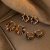 Boucles d'oreilles minimalistes françaises en forme de U style rétro de Hong Kong: Accessoire pour femme polyvalent et élégant