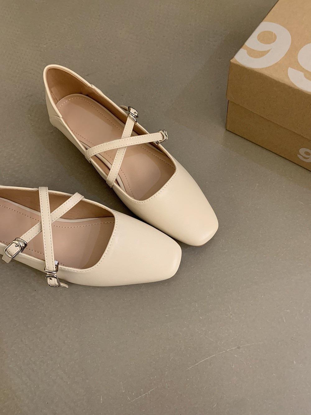 

Korean version of the design sense, light mouth single shoes, small leather shoes, thick heel women s shoes, summer new French retro silver Mary Ja 39 бежевый