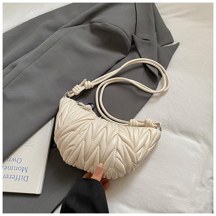 

Retro rhombus embroidery thread croissant bag women s 2025 new fashion niche design messenger bag commuter dumpling bag