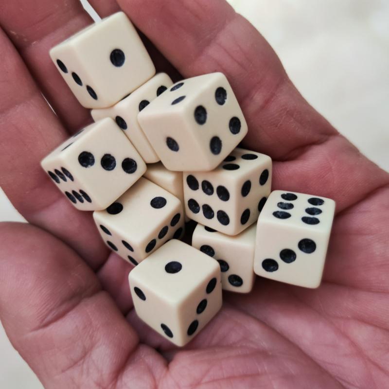 10 pezzi/set Nuovo prodotto di commercio estero Dadi a spigolo vivo da 15 mm a tinta unita Forniture per giochi da tavolo