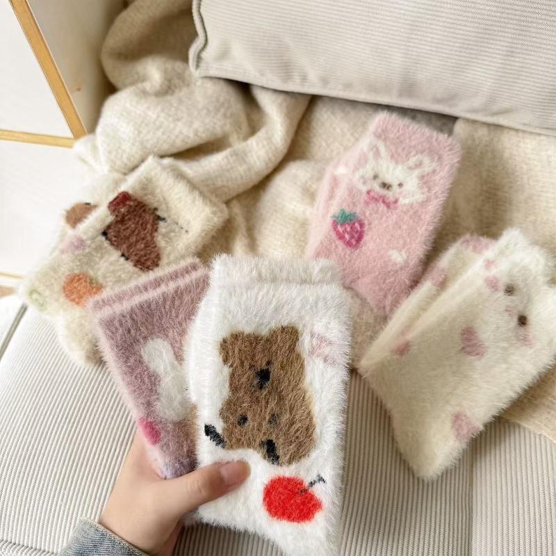 Comfortable and Warm Mink Fleece Socks for Autumn and Winter, Women's Warm Fleece Mid-calf Socks, Cartoon Soft and Versatile Casual Socks